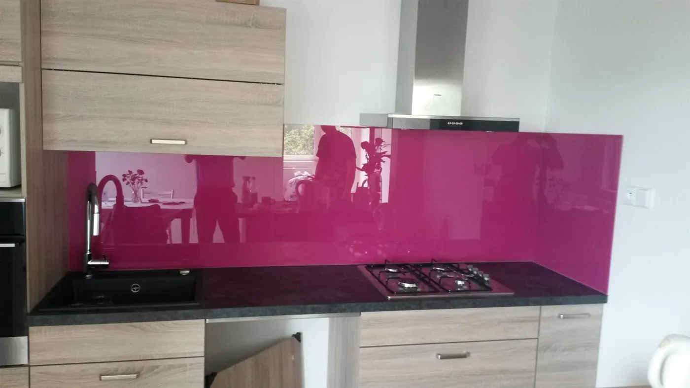 Purpurový skleněný obklad do kuchyně