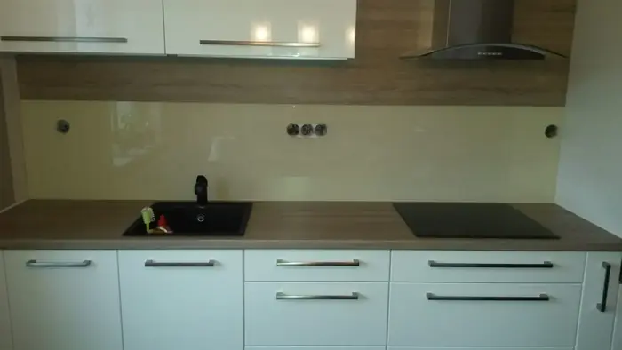 Skleněný obklad do kuchyně na míru