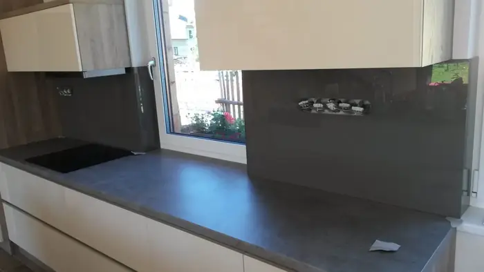 Skleněný obklad do kuchyně na míru