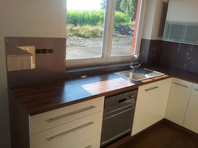 Skleněný obklad do kuchyně na míru
