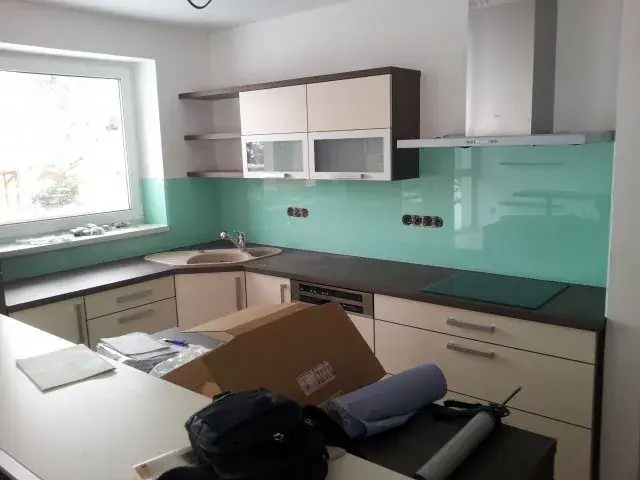 Skleněný obklad do kuchyně na míru