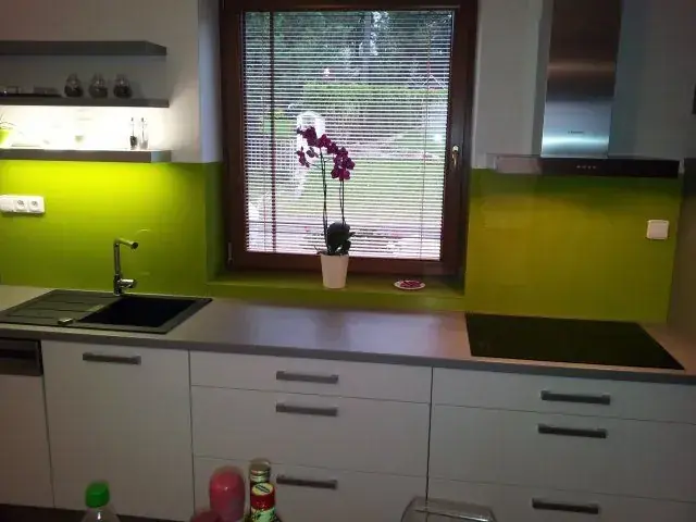 Skleněný obklad do kuchyně na míru