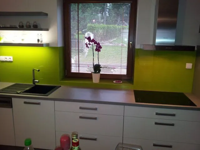 Zelený skleněný obklad do kuchyně