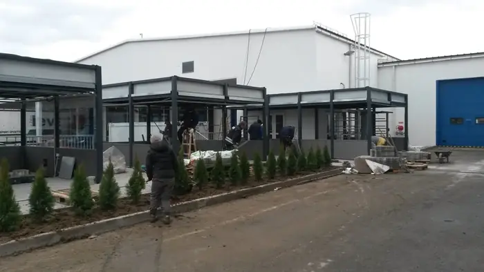 Prosklená konstrukce v exteriéru