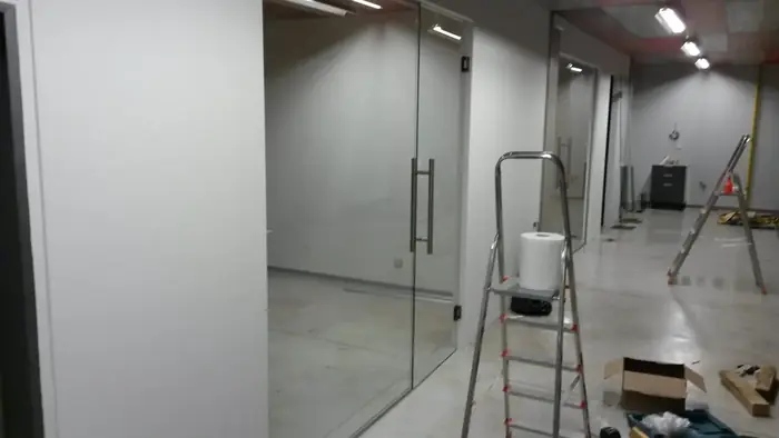 Celoskleněné dveře a prosklená stěna
