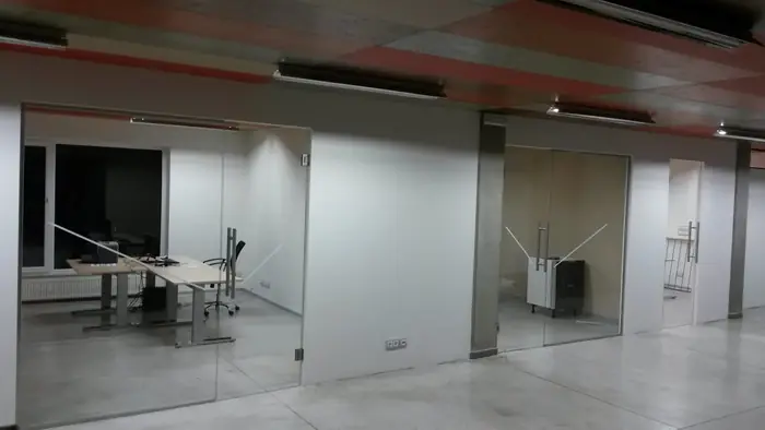 Celoskleněné dveře a prosklená stěna