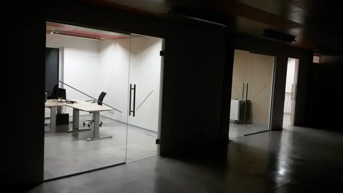 Celoskleněné dveře a prosklená stěna