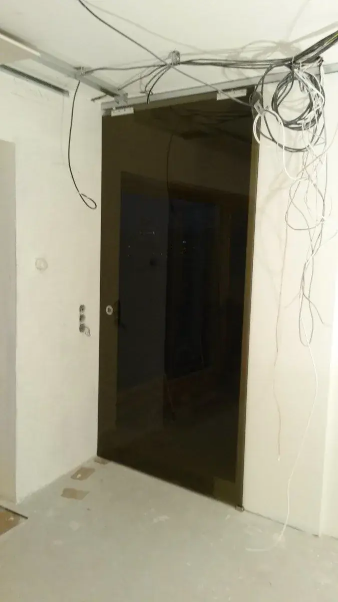 Celoskleněné dveře a prosklená stěna