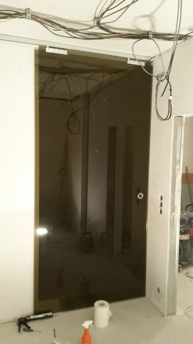 Celoskleněné dveře a prosklená stěna
