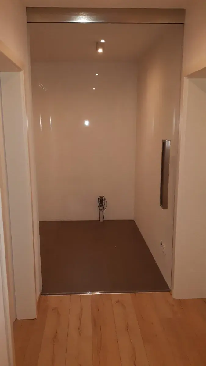Celoskleněné dveře a prosklená stěna