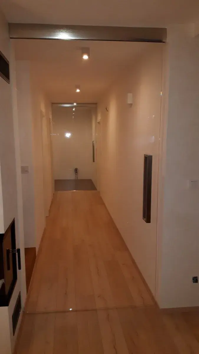 Celoskleněné dveře a prosklená stěna