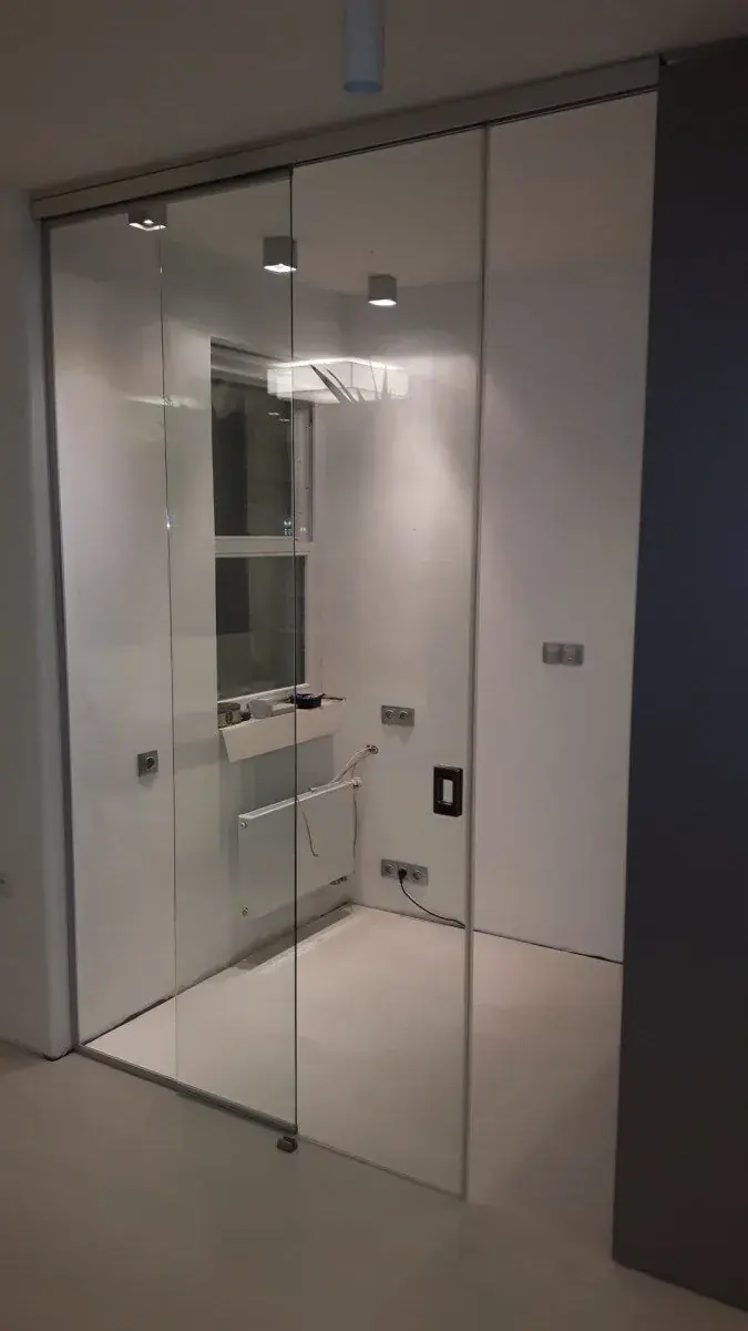 Celoskleněné dveře a prosklená stěna