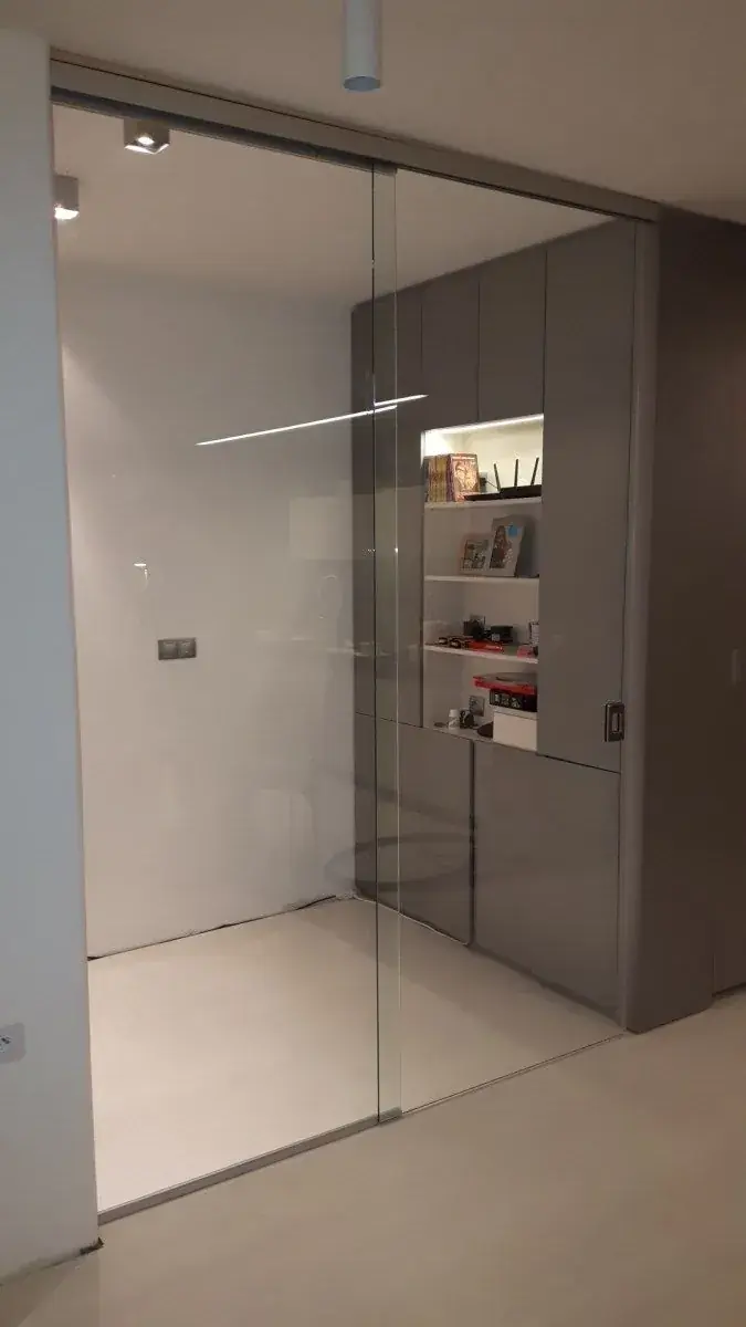 Celoskleněné dveře a prosklená stěna