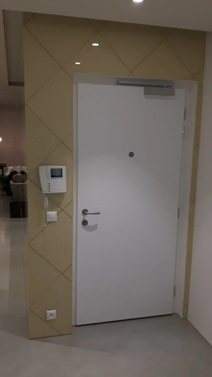 Celoskleněné dveře a prosklená stěna