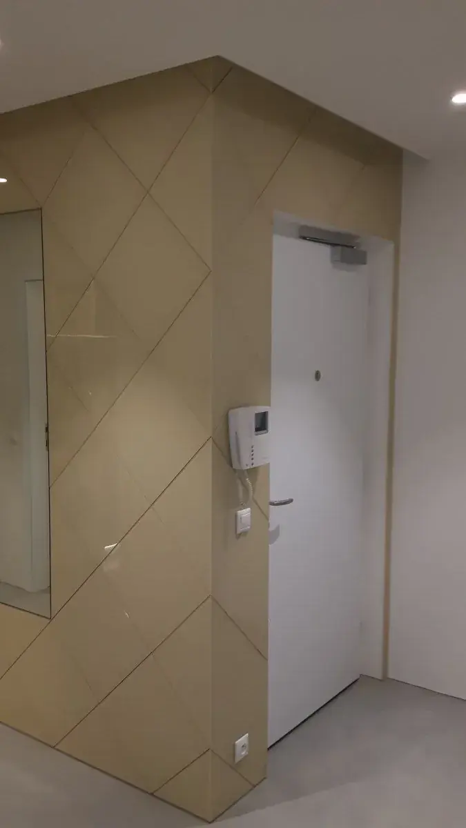 Celoskleněné dveře a prosklená stěna