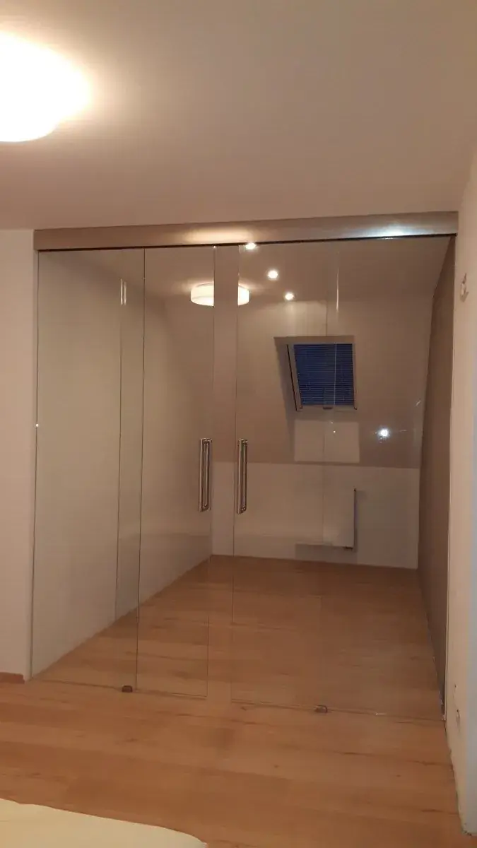 Celoskleněné dveře a prosklená stěna
