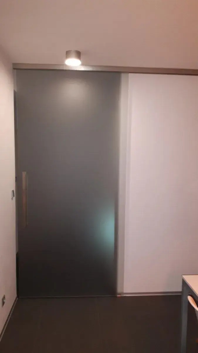 Celoskleněné dveře a prosklená stěna