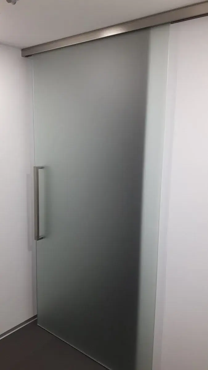 Celoskleněné dveře a prosklená stěna