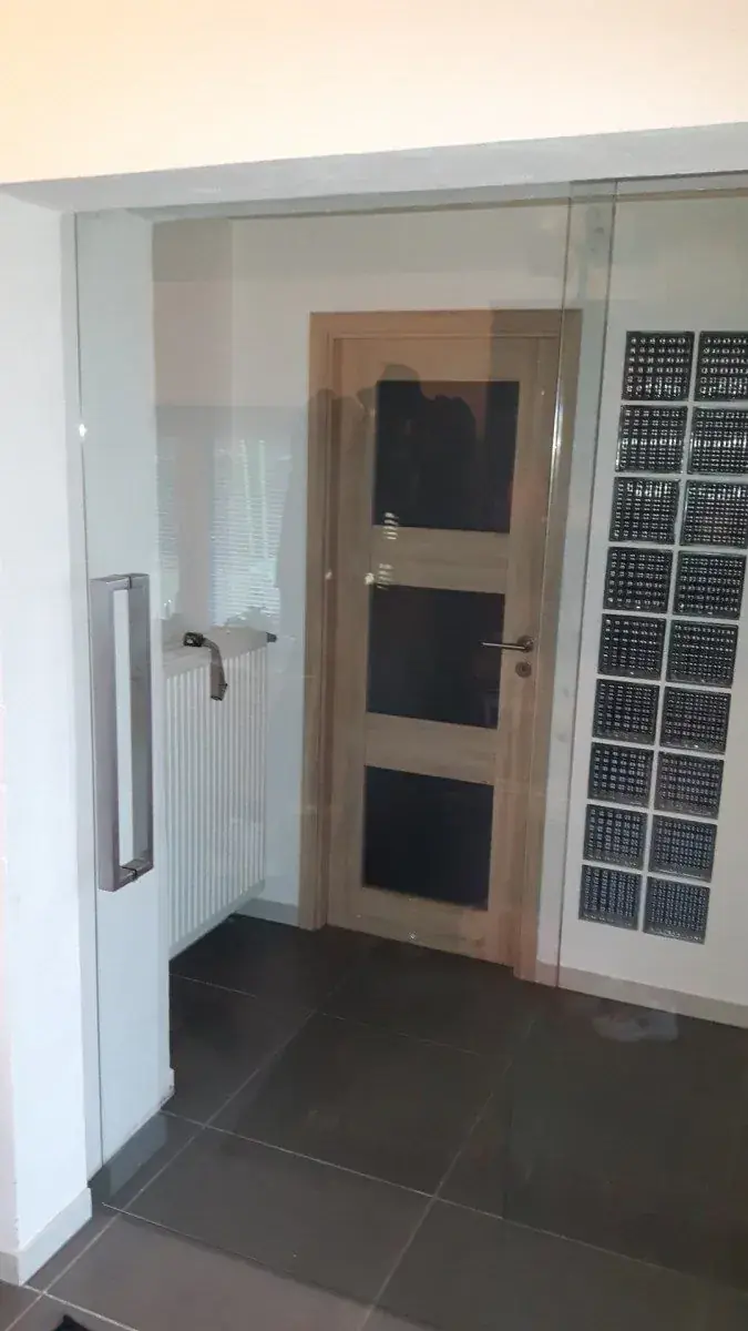 Celoskleněné dveře a prosklená stěna