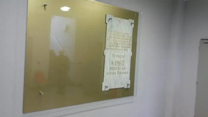 Celoskleněné dveře a prosklená stěna
