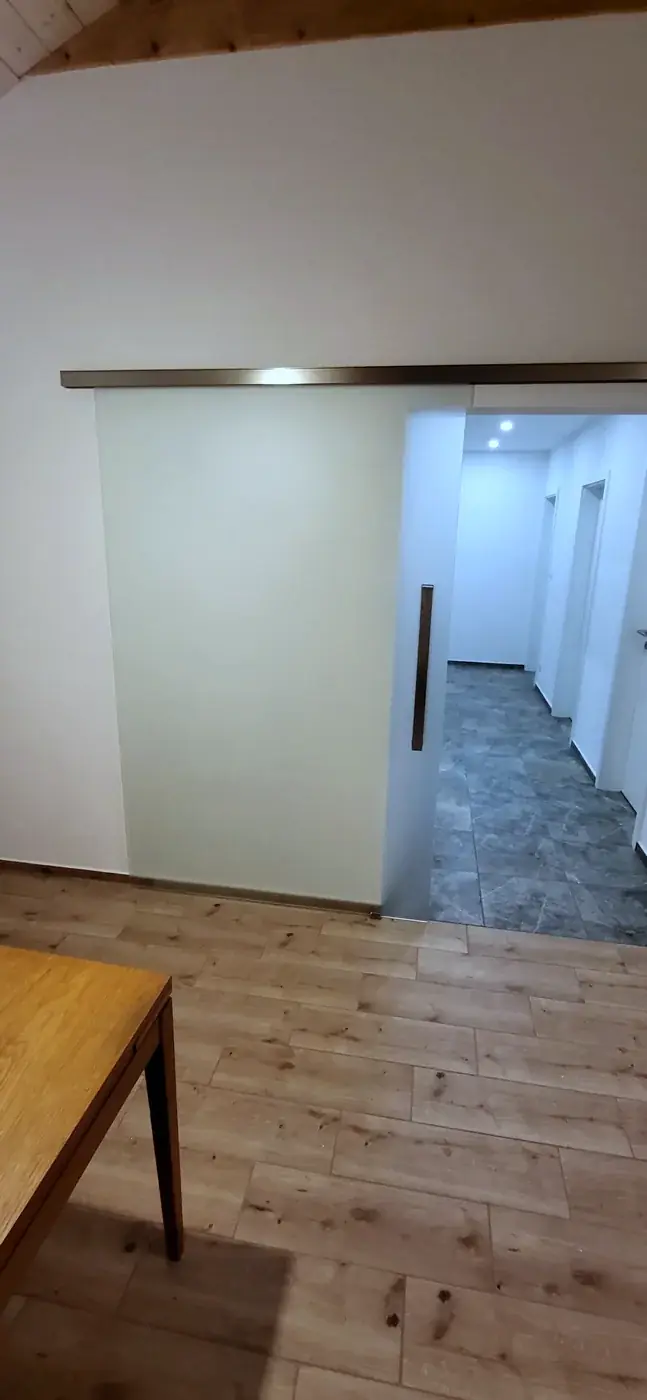 Celoskleněné dveře a prosklená stěna