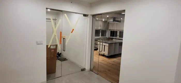 Celoskleněné dveře a prosklená stěna