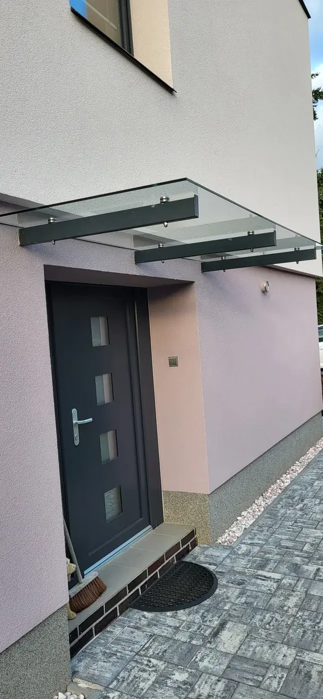 Prosklená konstrukce v exteriéru