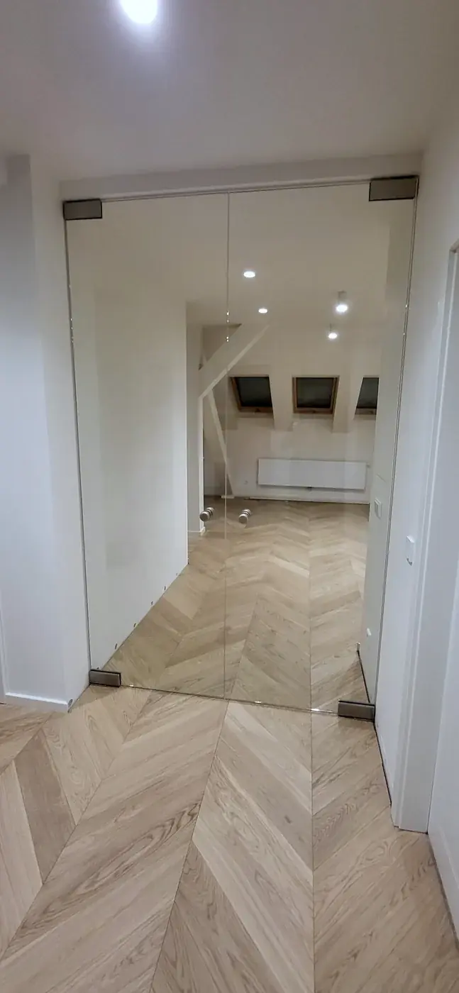 Celoskleněné dveře a prosklená stěna