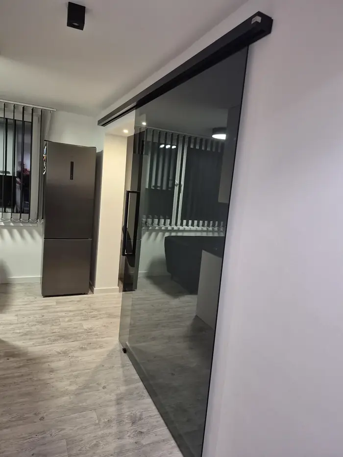 Celoskleněné dveře a prosklená stěna