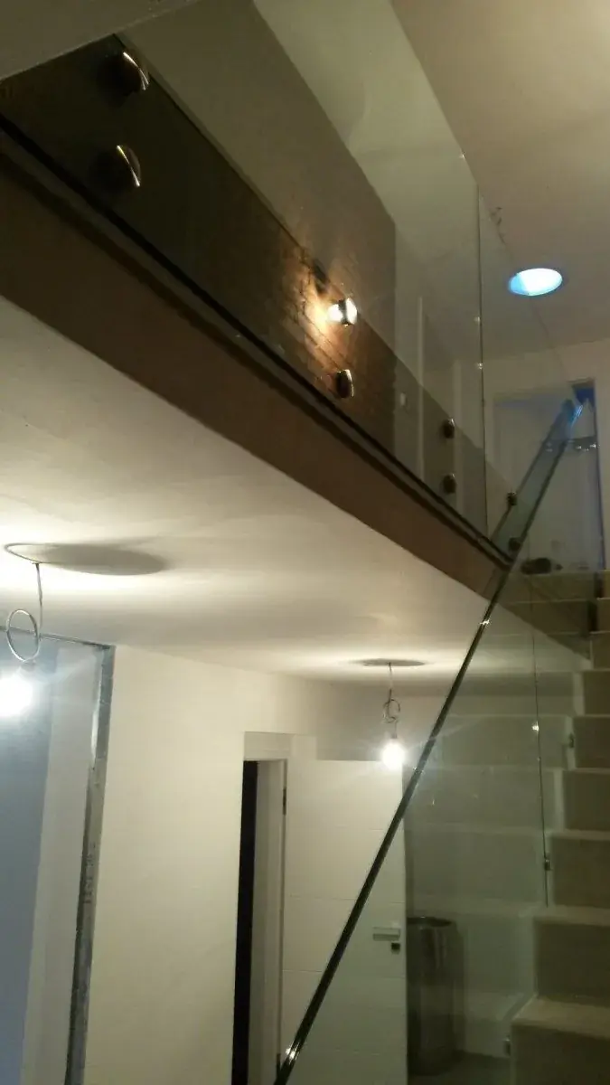 Skleněné zábradlí a schodiště