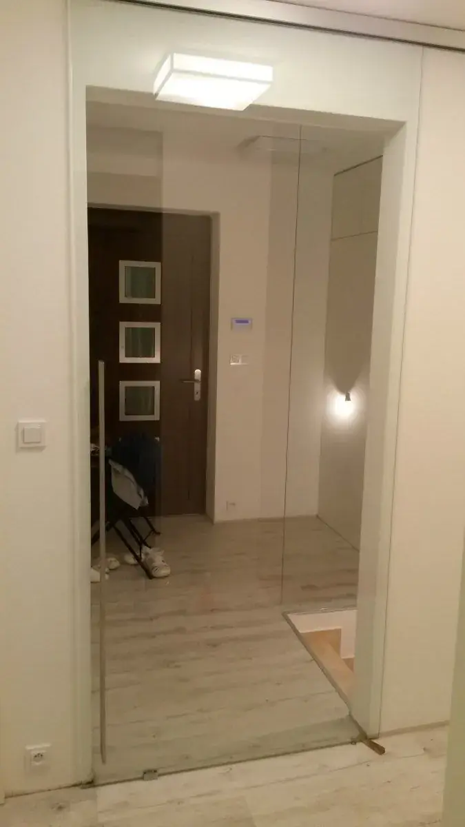 Skleněné zábradlí a schodiště