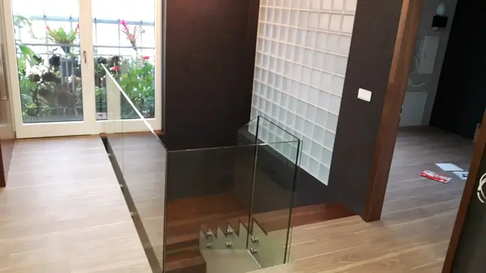 Skleněné zábradlí a schodiště