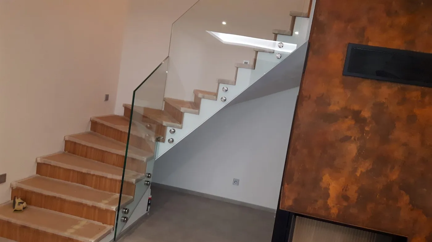 Skleněné zábradlí u schodiště