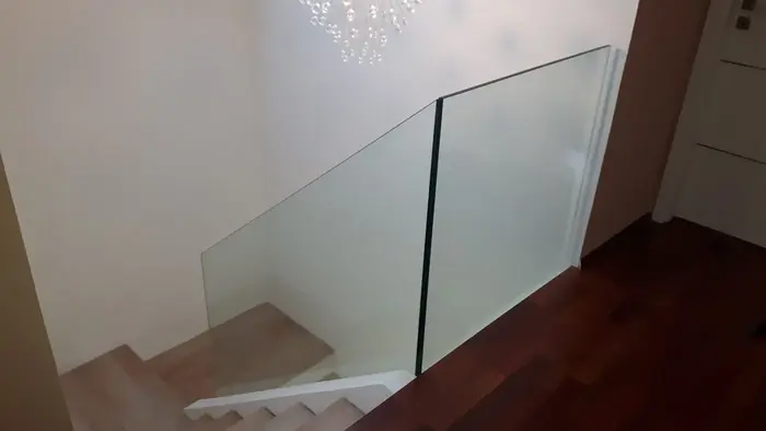 Skleněné zábradlí a schodiště