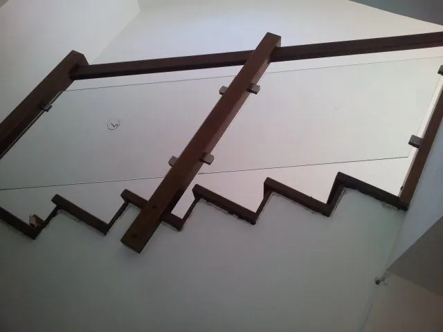 Skleněné zábradlí s dřevěným madlem