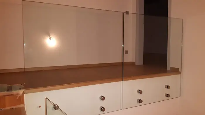 Skleněné zábradlí a schodiště