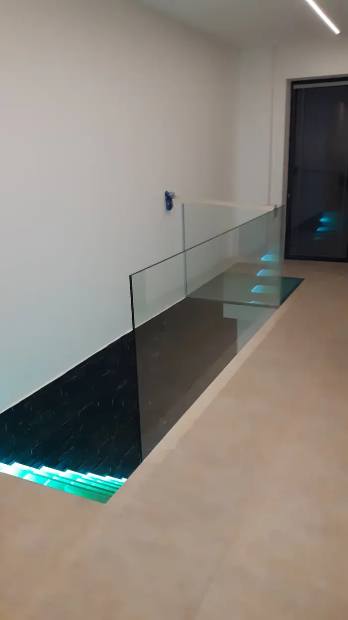 Skleněné zábradlí a schodiště