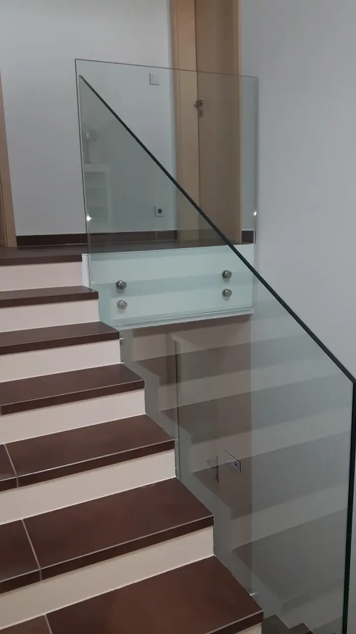 Skleněné zábradlí a schodiště