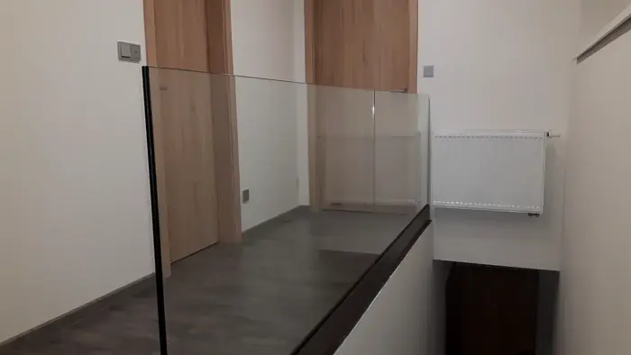 Skleněné zábradlí a schodiště