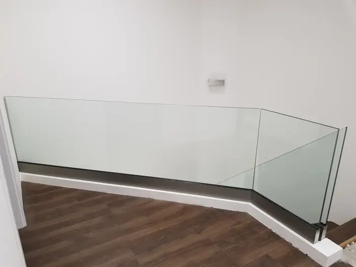 Skleněné zábradlí a schodiště