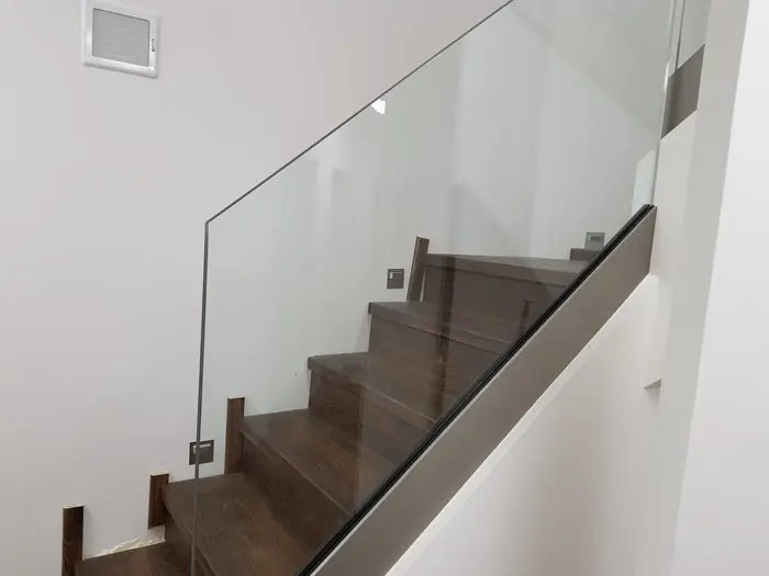 Skleněné zábradlí a schodiště