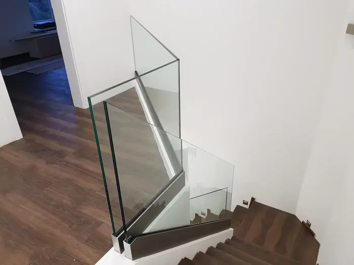 Skleněné zábradlí a schodiště