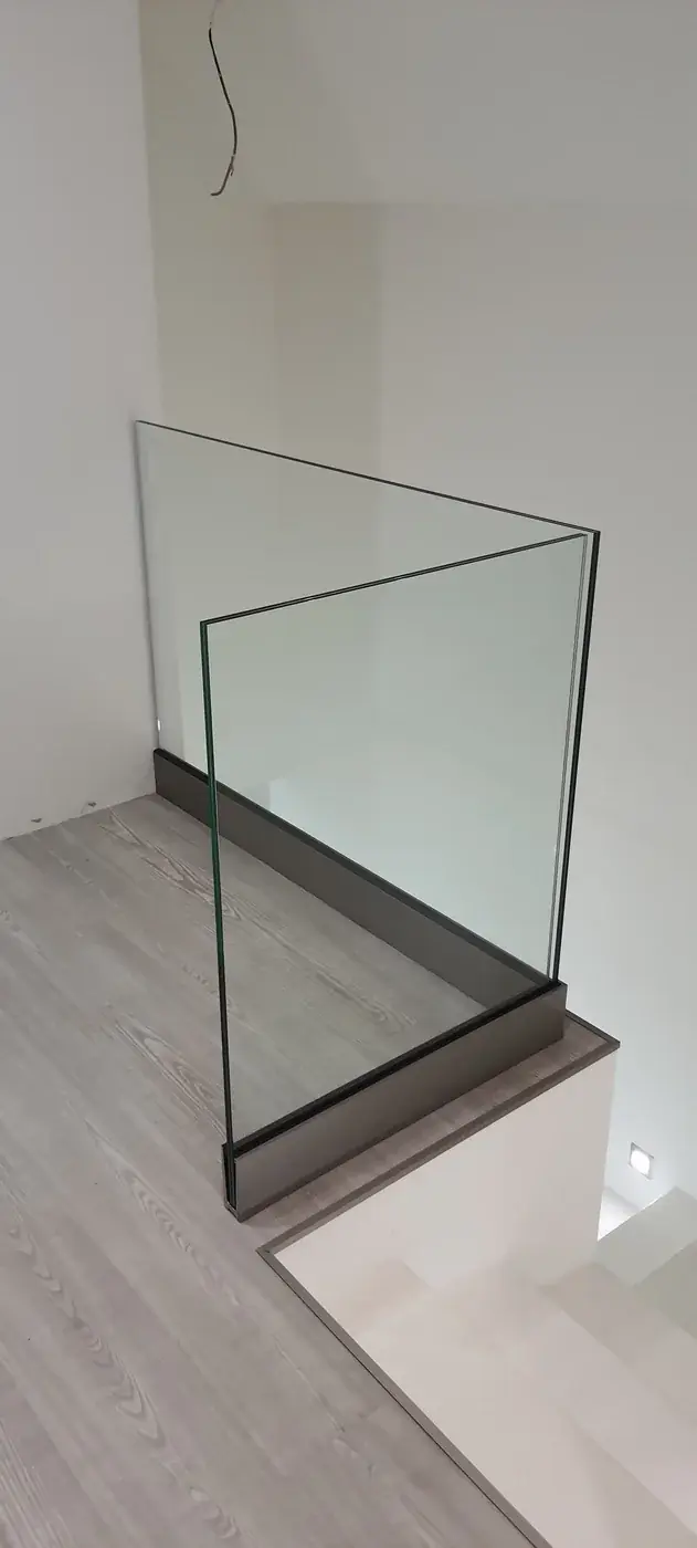 Skleněné zábradlí a schodiště