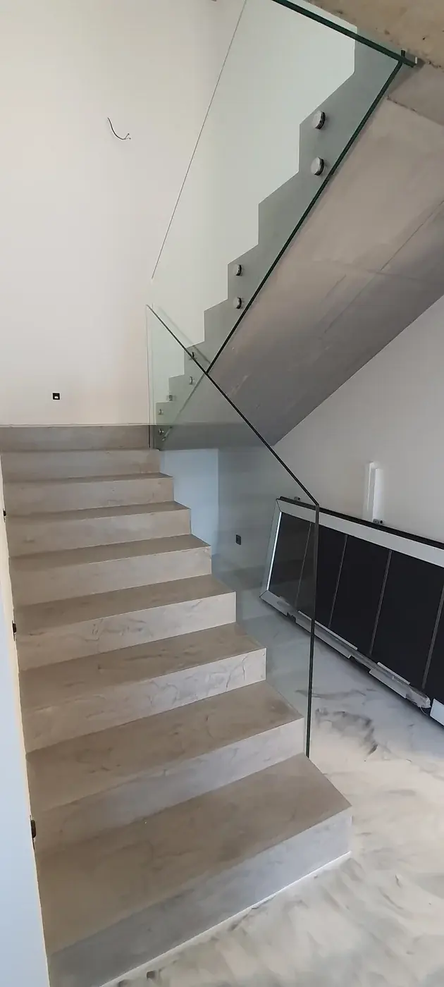 Skleněné zábradlí a schodiště