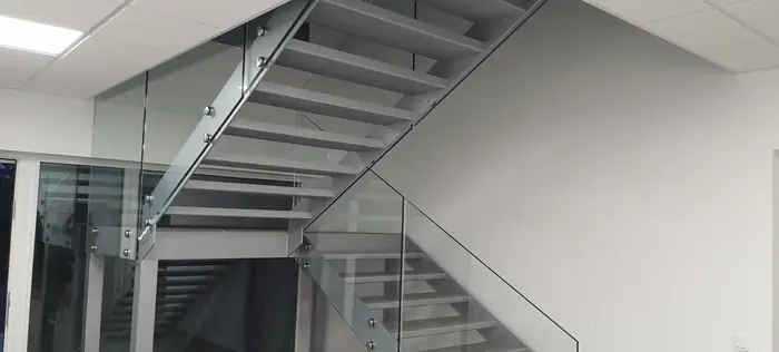 Skleněné zábradlí a schodiště