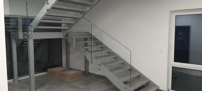 Skleněné zábradlí a schodiště
