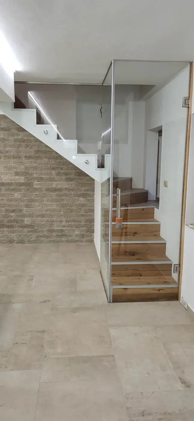 Skleněné zábradlí a schodiště