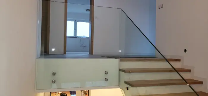 Skleněné zábradlí a schodiště