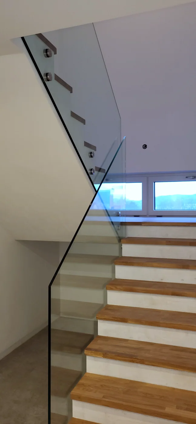 Skleněné zábradlí u dřevěných schodů