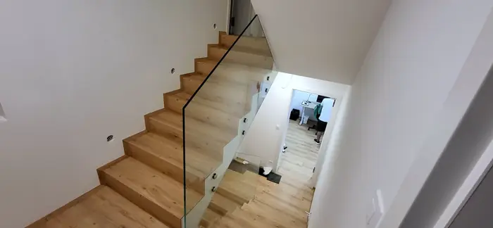 Skleněné zábradlí a schodiště